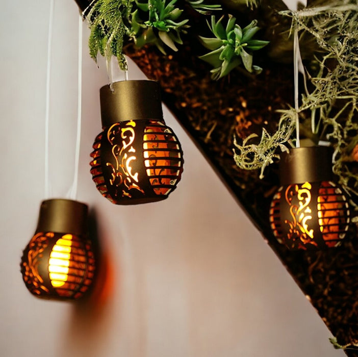 Lampa solara decorativa tip glob, stil felinar rustic, IP65, cu lumina galben-portocalie tip flacara