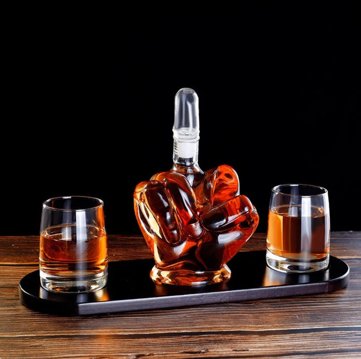 Set decantor din sticla 750ml in forma de mana + 2 pahare si suport din lemn, transparent-maro inchis