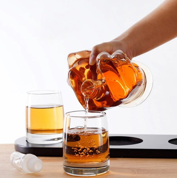 Set decantor din sticla 750ml in forma de mana + 2 pahare si suport din lemn, transparent-maro inchis